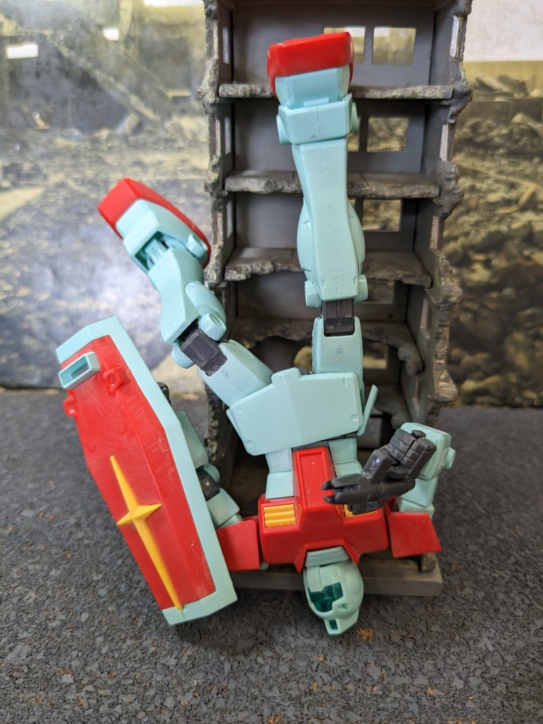 バランスを崩したまま落下したジムの中にはそれでも戦う隊員もいたが・照準が右にズレて命中率が下がった・ジェネレーター出力が低下しビームスプレーガンを数発撃っただけでオーバーヒートなど、戦闘を続行する力のない機体もあった。