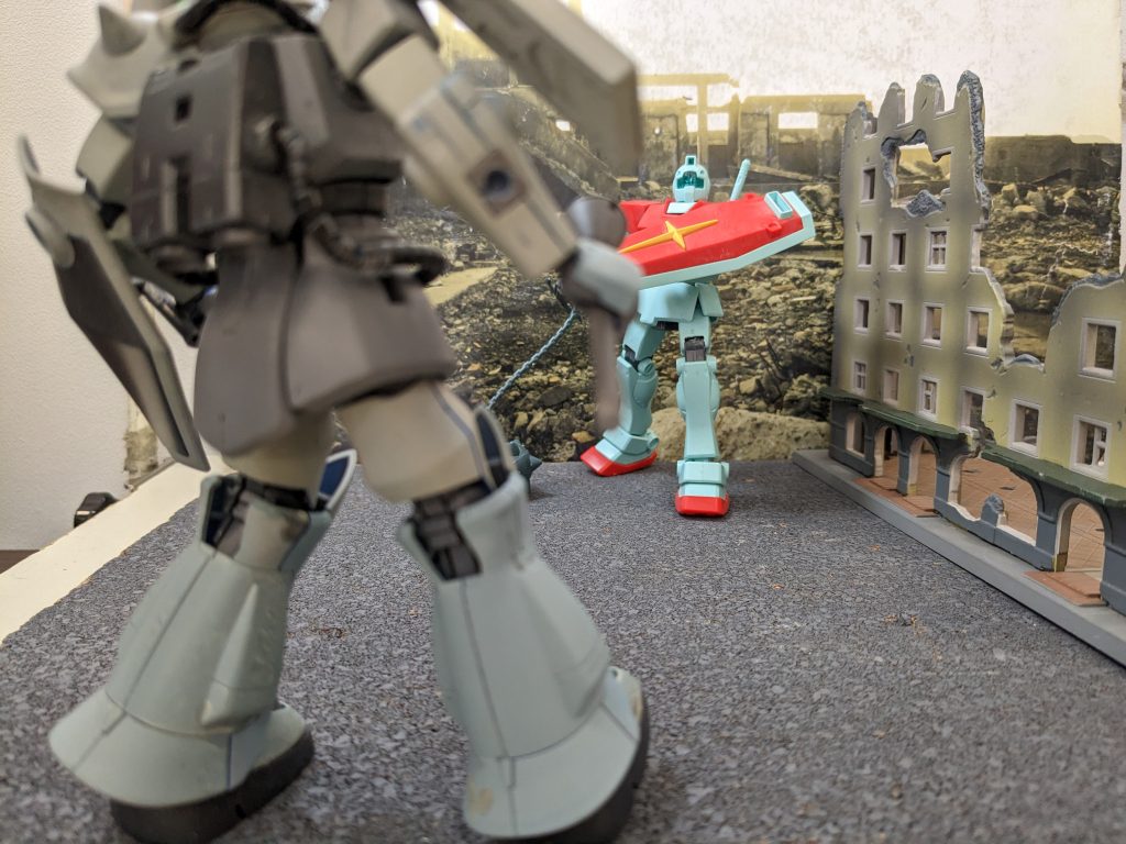 それでも、果敢に挑み続けるクワトロ・バジーナ曹長(本物)は100ミリマシンガンとハンマーでジオンと北米のゲリラ部隊へ戦いを挑んだ。「たとえ、こいつ(ジム)がザクの半分の性能だとしても戦果を出して生き延びてやる」イタリア系宇宙移民3世の孤児である彼は貧しい家庭の4男で、多額の金と地位の為に連邦軍へ入隊したので何が何でも死ぬわけにはいかなかった。