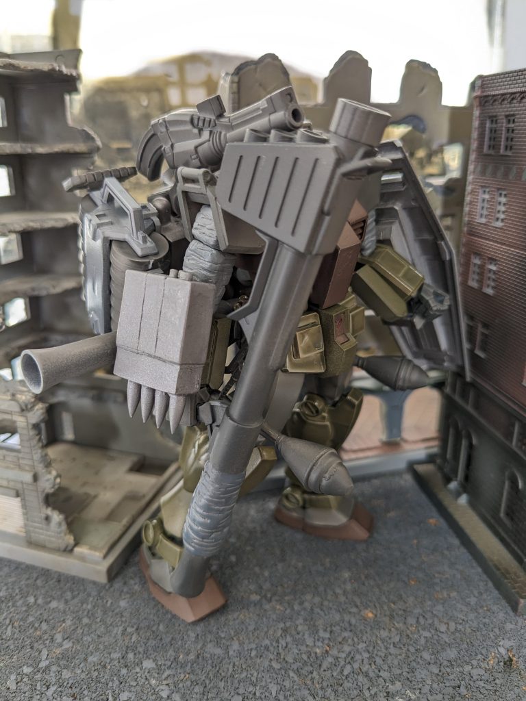 ジムの残骸をベースに、ガンダムの頭部、腰部を取り付け、ランドセルにザクのランドセル、ガンダム用の追加パーツと思われるプロペラント・タンク、キャノン砲やバルカン砲を搭載。脚部の増加スラスターはジム系かガンダム用のものかは不明。腕部の外装パーツの足りない部分をシーリング処理で覆い隠すなどの最低限の処理を加えて作った有り合わせのものである。