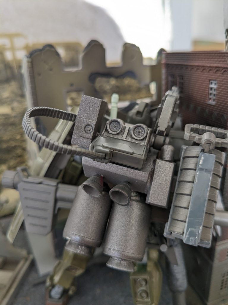 武装は、ゲリラ部隊が連邦ジオン問わずありったけの武装を注ぎ込んだもので背部にビーム・サーベル、チェーンマイン、連邦製のキャノン砲、ガンダム用の詩作武装と思われるザク・マシンガンと共用の口径のガトリング砲、ビーム撹乱ミサイル、ハイパーバズーカ、右側に4連装ミサイルランチャー、熱帯用のシーリング処理を施したハイパーバズーカ左側にシールド両腕部にゲルググ用の拡散グレネードランチャー両足にシュツルムファウスト 