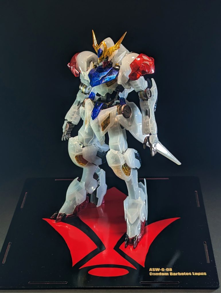 クリアカラーというのもあり、最初から飾るガンプラを意識して台座も鉄火団のエンブレムとバルバトスルプスの型式番号を入れて作成しました。