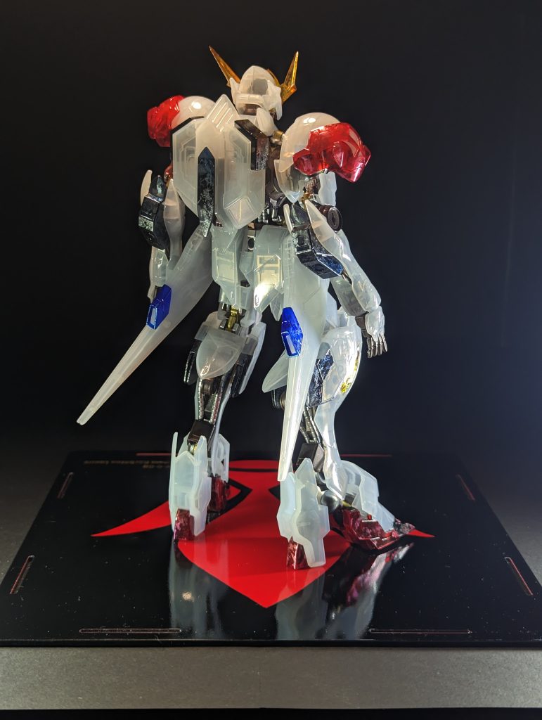 ラップ塗装は黒地に銀の模様をつけて上から好きなクリアカラーで色を出す方法で、下地の濃い青や黒のクリアパーツには映えるものの、黄色、赤のクリアパーツでは模様が見えずらく、撮影の際に光の当て方などいろいろ試したのですが、実際に目で見ても微妙なものが写真で良く映るはずもなく……っと思いブラックライトを当ててみると!!