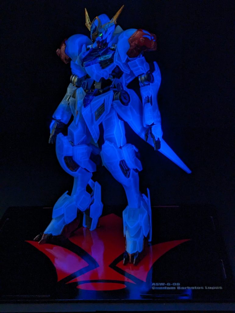 肩の赤いクリアパーツにラップ塗装の模様が!!