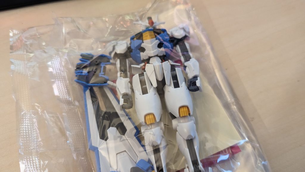 そもそも【水星の魔女】ってバンナムのガンプラ販促コンテンツじゃないですか。まぁまんまとその販促に乗ってしまった訳ですが、【今のガンプラってどうなんだろう？】と思いつつ、エアリアル全然買えないなぁ…と思いつつ何とか電気店で購入し。して何故か残ってたプラモ用ニッパーを引きずり出して、ゲート切るだけ切って素組みした状態で保存してたんですよ。