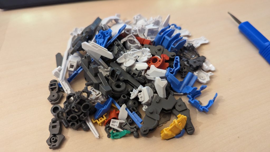 ということで一回組んだのをバラバラに戻します。はー・・・ゲート処理かぁ・・・と思ったのですが、当時そこまで入念にゲート処理した覚えがないものの、過去の俺はそれなりに丁寧にゲートを切っていたようです。まぁそもそもエアリアルのゲートってクッソ小さいんだけど。