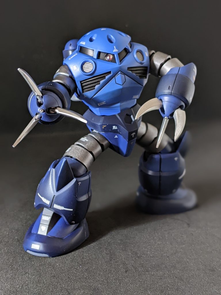 いろんな作例を参考にさせていただきました。モノアイとメガ粒子砲はメタルパーツを使ってます。デカールはハイキューパーツのコーションデカールをメインにデザイン重視でペタペタと🤚