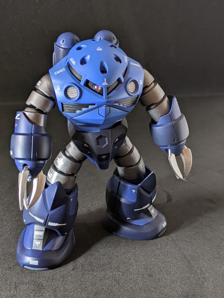 先にダクトのパーツを塗装してから肩の合わせ目を消してマスキングで塗装したので、細かいところにちょいとピンクの下地が出ちゃってます💦