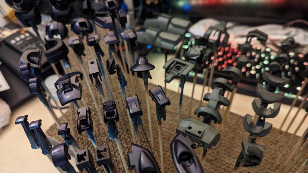 今回は習作なので凝ったことは全然やってません。気になる浅いモールドを彫り直して、穴っぽい箇所に穴を開けて、ヒケを取って表面を整えたぐらい。んで塗装は【マイスター関田さん(HJ 等の雑誌作例ライター)】のワークショップに参加する機会があったので、実際にプロに【グラデーション塗装】の話を聞けたのが良かったです。というか自分がやってる塗装が果たして【グラデーション塗装なの?】というのは不安だったトコロもあったので、自分が実際にグラデ作業してる所を見てもらって「アレをナニするとイイですね」とか、塗り上がったのを見てもらって「イイっすねぇ~」と判定いただけたので「なるほどグラデ塗装ってこんな感じなんだ」と通しで判ったのが大収穫。ただ「イイっすねぇ」と言われたのは機体の緑色の部分で(時間がなくてその部分を塗り上げるのが精一杯だった)、黒い外装部分は後からやったんですが。つい手癖でパールを載せたのが逆効果だなぁ…という反省。暗い色なのでパールに全部濃淡が引っ張られちゃう現象が発生するんですね…次からは気をつけよう。