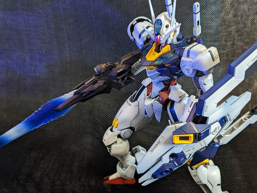 [カラーレシピ　基本混色なので参考までに…]・メッキパーツ…赤メッキを溶剤で落としシルバー地にメタリックブルー。スモーククリアのカバーの上からでもしっかり青のメタリック感は感じられます。・目/後部カメラ…メタリックブルー。・白外装…極薄い混色ライトブルーを全塗装後、クールホワイトでグラデーション白立上げ塗装。パーメット6のほんのり外装が光沢している様子をイメージしました。・青外装…コバルトブルー+パープル基本塗装後、コバルトブルーを若干グラデーション塗装。どちらかと言えば改修型に近いブルーです。・赤外装…シャインレッド+パープルを下地塗装。イタリアンレッドをグラデーション塗装。白外装と対比して暗めのレッドです。・黄外装…ホワイト基本塗装→イエロー。・関節部…黒鉄色+フラットブラック。下腕露出部、脛、シールドの一部等にガンクロームシルバーを吹いてシルバーメッキの様な質感を出してみました。・武装…黒鉄色基本塗装からフラットブラックをシャドー吹き塗装。青光サーベルはポイントにホワイトを吹いて発光状態を表現。・半ツヤのコート。水星の魔女劇中のパーメット6状態を表現するため今回は半ツヤ仕上げにしております。