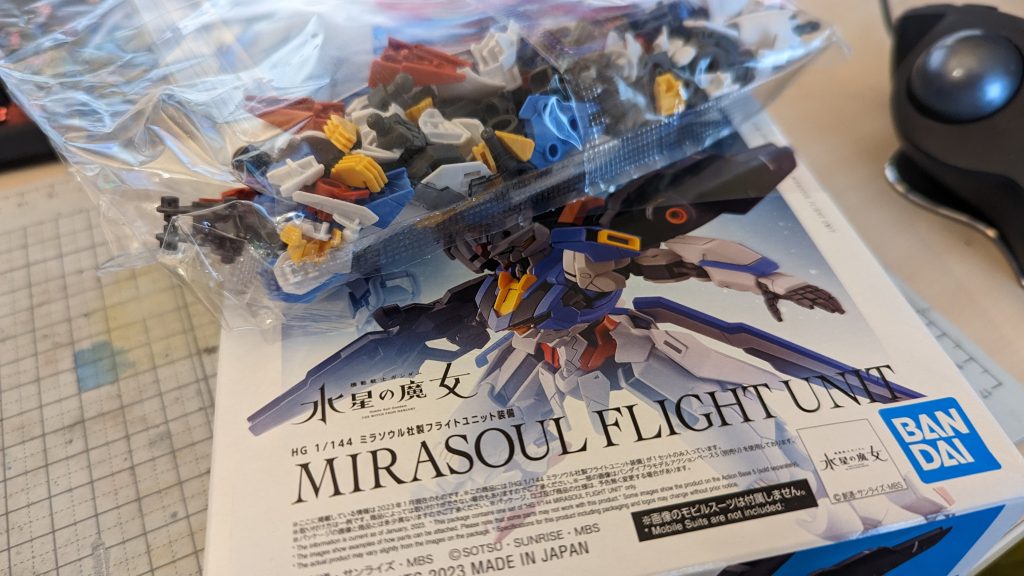 して単に組み直すだけでもアレなので、何故か買ってあった飛行ユニットも作ります。しかしてエアリアル本体は先程書いたように部品精度がクッソ高く、モールドも結構シャープといえばシャープなのであんまり修正の必要が…ｗとは言いつつ「抜き」の関係で薄くなってるモールドが少々あるので、そういうのだけ掘り起こしたり、同様にエッジが鈍ってる？箇所は直したり。