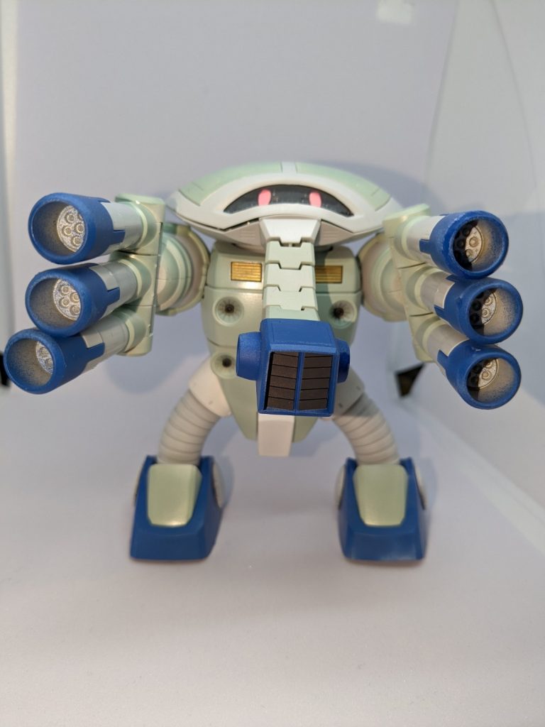 ジュアッグならやはりこのポーズですよね。その火力は全く侮れないです。オリジナルとのもっともな違いは目ですね。二つ目に替えました。目はプラ板で作りました。また目の境の部分はカットしてヤスりなくしました。