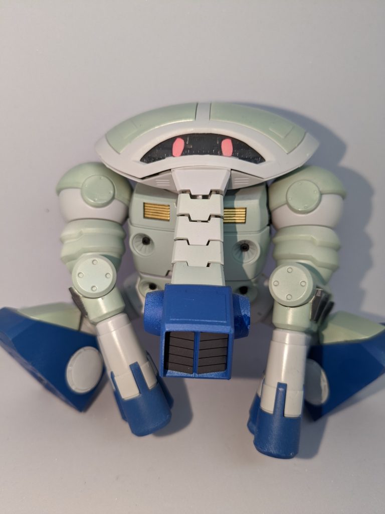 可愛らしく座り込むことも出来ます。ジオンのアッガイ系統のお家芸ですね。