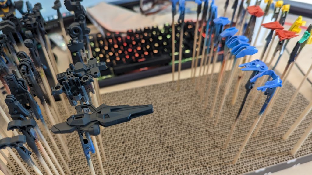 彩色ですが、要は「ベタ塗りを覚えたぜ」ぐらいの範囲での施工なのもあり、あまり凝った塗装は今回は抜きで、制作カロリー低く行きます。とはいえ【青色】の調色がチョット困って。最初は【スカイブルー（クレオス）】を使ったものの「流石にこの色合いだと変だな」と有色クリアで調整してあります。なお赤い部分は調色が面倒だったのと、そもそも成型色がスゴイ良い色をしていると判断したので、成型色（＋トップコート）のままで今回は作業。