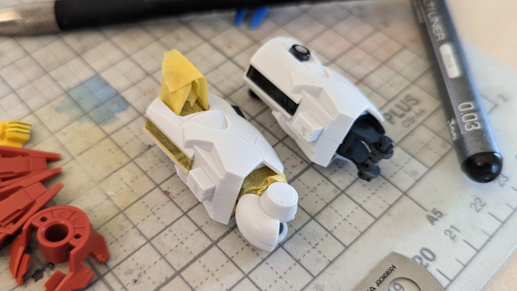 ほんで適当に表面処理したら塗装なんですが。どっかの有名プラモ動画チャンネルで紹介されてたのですが、ソコでは膝装甲を別に切った張ったして合わせ目処理をヤりやすく…なんて「俺工作できるんだぜ」なんて悪意的に取れもする事を薦めてましたが、内部フレームを先に塗って組んで、その後にマスキングでもまぁそれなりにはデキます。