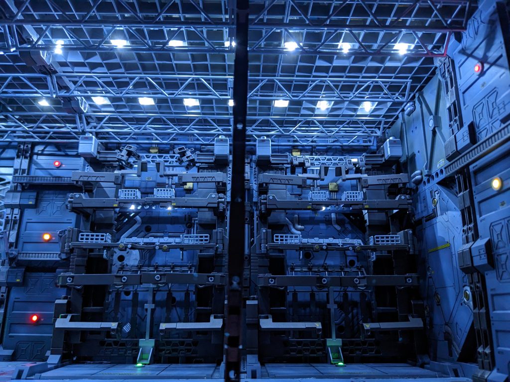 MGユニコーンガンダム付属のケージを2台連結しています。wave製の床と組み合わせる際、不自然な段差にならないよう加工しています。