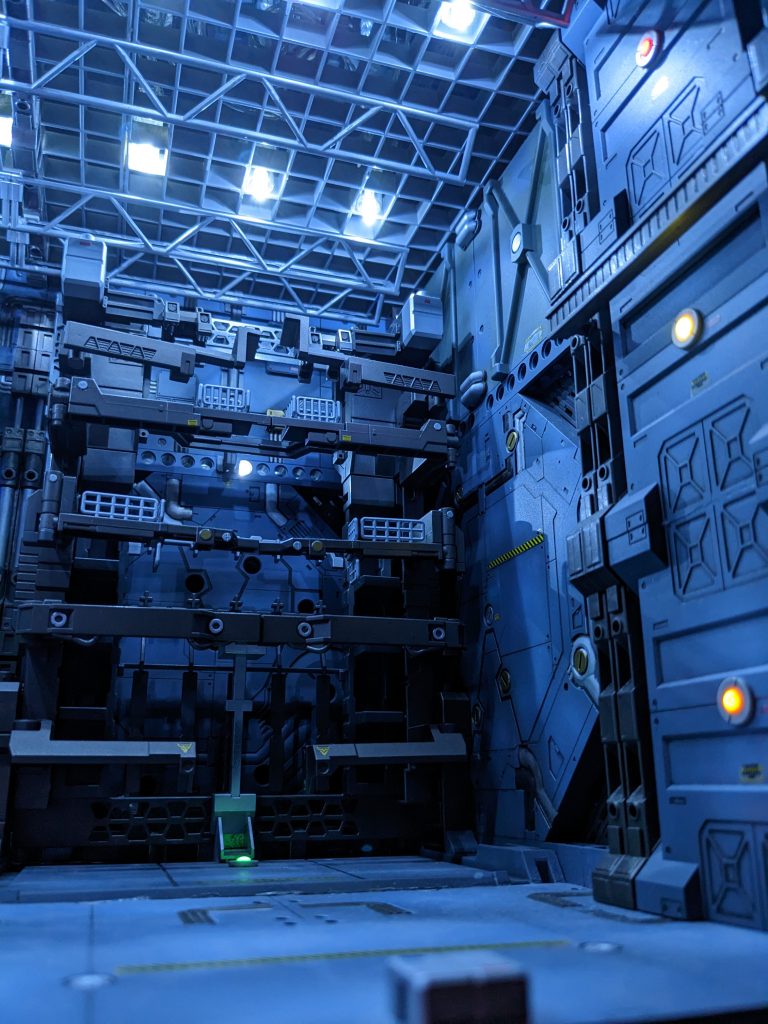 床・壁材はメインにwave製H・ハンガーを使用しています。右手とケージの奥の壁はバンダイ製のアクションベースです。隙間にレゴも詰めています。