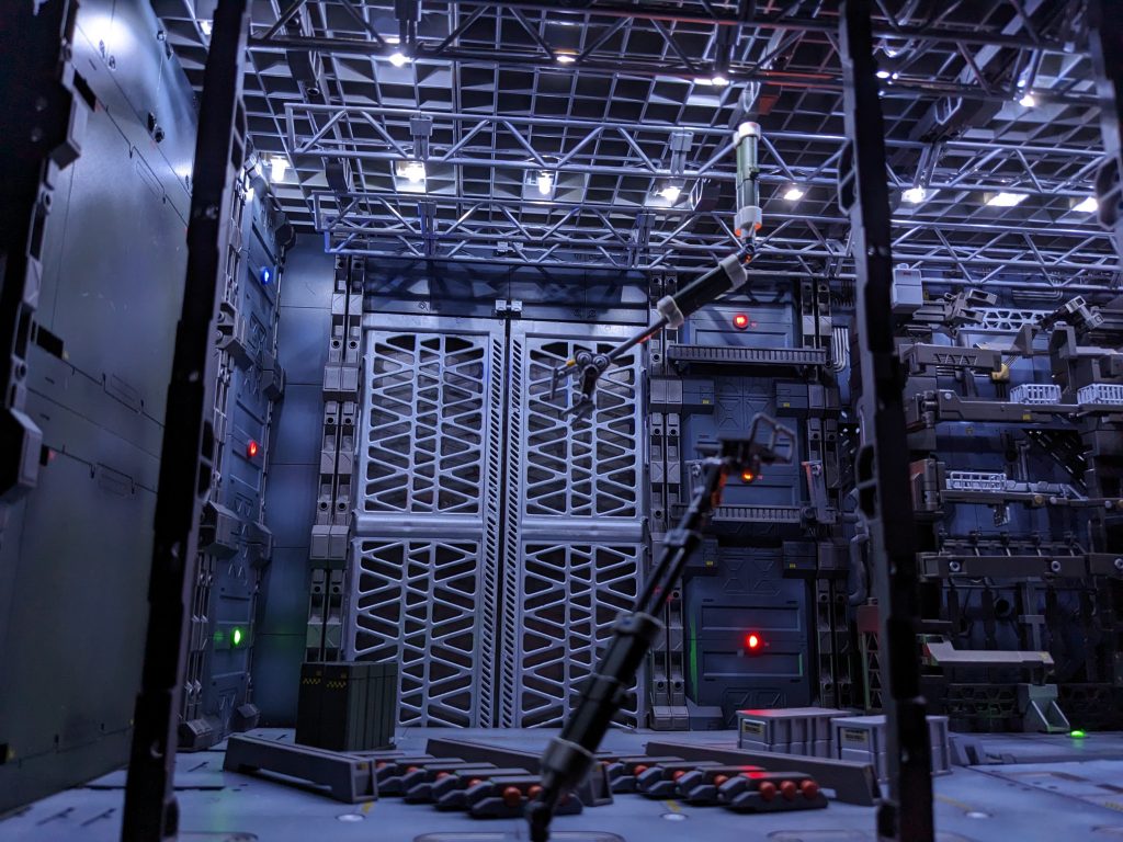 天井にはピーエム製トラスパーツを配置。マス目状の天井はセリアのキッチン用水切りプラバンです。格子状なのでLEDをつけなくても上から自然光が入り、ジオラマが暗くなりません。気に入ってるポイントです。