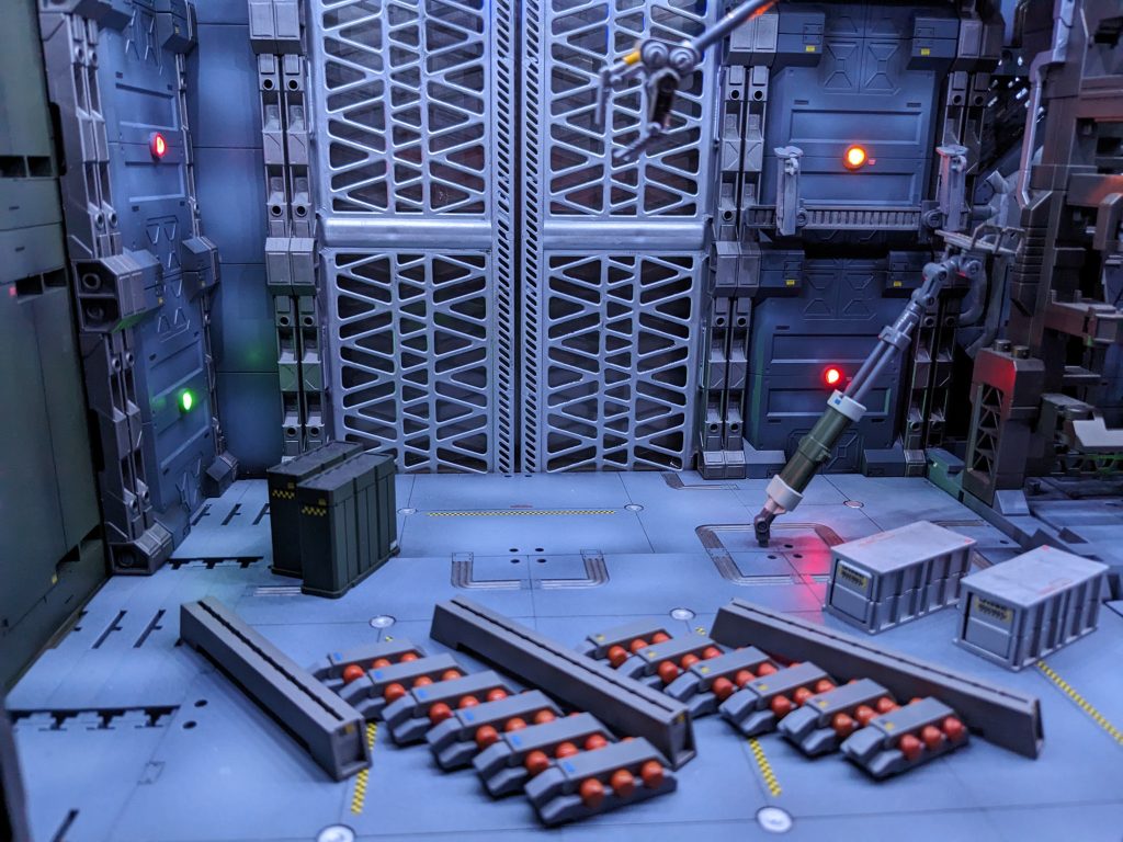 小物類です。MGFAユニコーン付属のミサイルや、ジャンクパーツから作ったコンテナ等雰囲気を盛り上げてくれます。アームはwave製です。