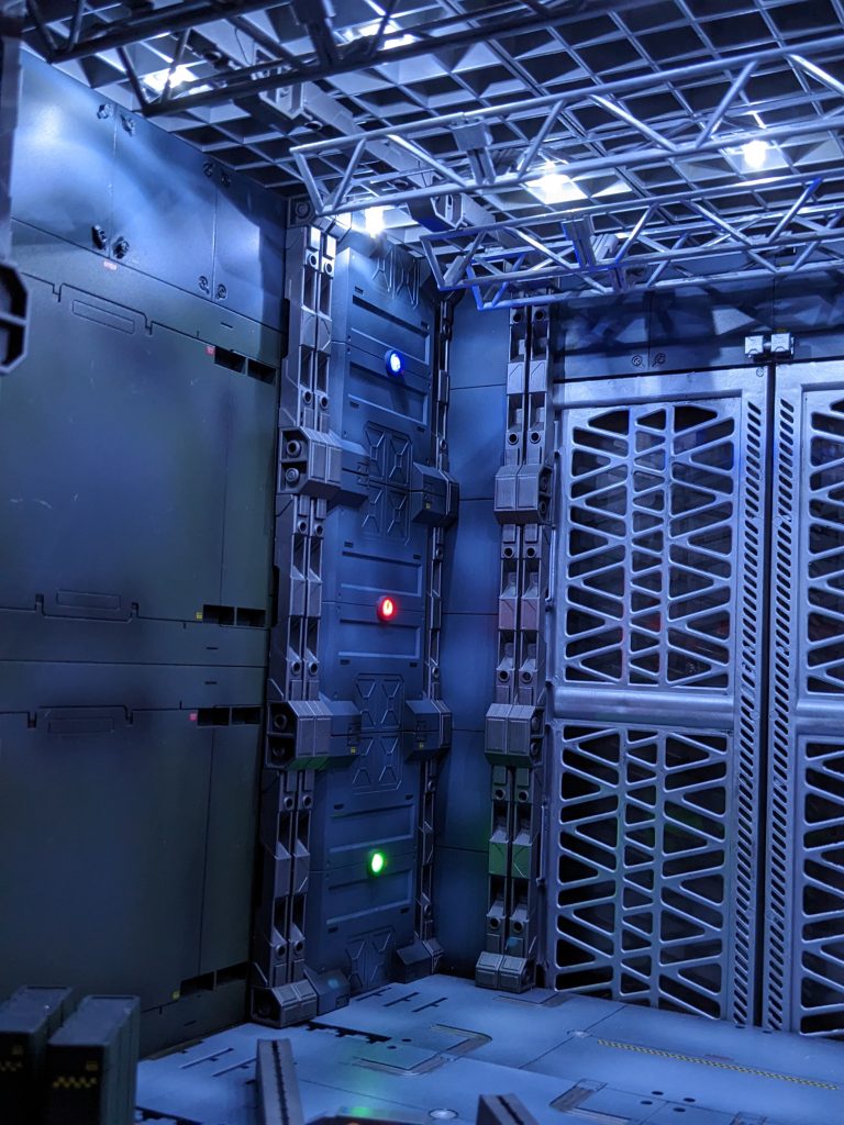 左手の壁はバンダイ製システムベースの床を2個連結したものです。サイズピッタリでした。LEDは壁床15発・天井24発すべてダイソーのイリミネーションを使用しています。手軽で効果が高いです。