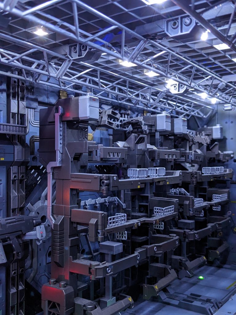 左手からMSケージを撮影。塗装は通常と同じくラッカー系塗料を黒立ち上げグラデーション塗装後、エナメル塗料にてスミ入れです。