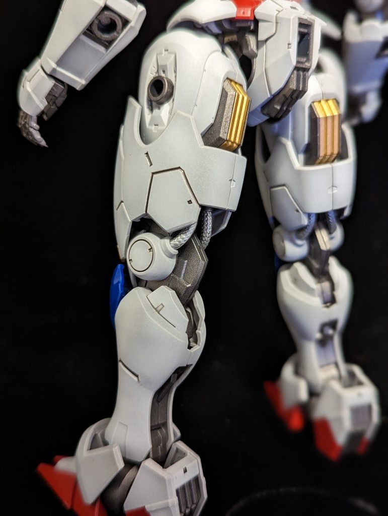 ケーブルはシルバーで塗ってみました 