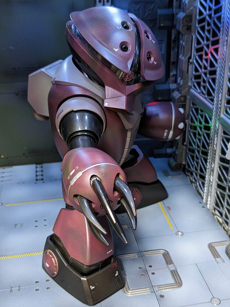 [カラーレシピ　基本混色なので参考までに…]・モノアイ…クリアレッド。・茶色外装…混色グレーを全塗装後、一旦グリーン・アース・ダークブラウンを迷彩柄塗装。更にその上からアッガイのイメージに合わせたレッドブラウンを混色して吹きました。茶色の下に薄っすら見えるグリーンやアースのグラデーションはアッガイのイメージにピッタリのこだわりの塗装です。・腹蛇腹外装…混色グレーから若干のグリーンとサンドイエローを黒立ち上げ塗装です。茶色部と合うようテストを重ねました。・関節部・クロー…黒鉄色+メタルブラック。つや消しの外装と異なる素材感をイメージして半ツヤの質感を出してみました。・外装はつや消し、関節等黒部は半ツヤのコート。