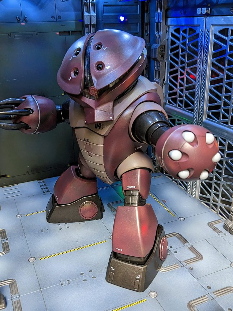 実はキット発売当初にホワイトカラー・パステルブルー・ピンクと、かわいい系カラーのアッガイを3体製作していました。十数年ぶりにリアル系のオリジナルカラーに近い茶色にて、4体目のアッガイを完成できました!同じMGを4体も作ったのは、あとはドム位です…