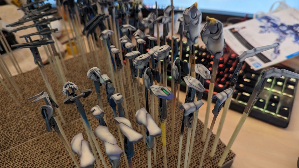 以前は「グラデーション塗装なんて時間がある時にしか無理」という程度の作業速度だったのですが。何度かやってると慣れてくるんですよね…慣れって恐ろしい…グラデーション塗装のノウハウは某プロの動画が非常に参考になりますが、要は自分が出したい噴霧用塗料の希釈率や出力圧力の具合が判ると割とあっという出来るようになってきました。まぁ今回はラストのクリア載せで希釈ミスって塗面が壊れてる部分ありますけど、あんま気にしない方向でｗ