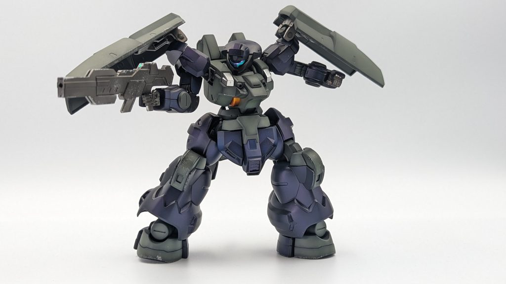 学園版ディランザとの違いは、肩アーマーと腰後ろアーマー、頭の形状(角ではなくセンサー?が搭載)ぐらい。