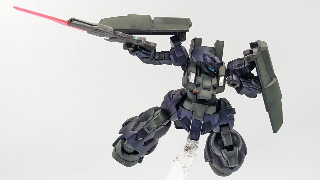 しかしてビーム1発でコクピット抜かれちゃうような世界で、果たして重装甲 MS が有効なのか?というのは結構疑問ですね。だからこそジェターク社は窮地(売上が芳しくないのか?)に陥っているのかもしれませんが。地球だと実体弾兵器が多いみたいなので、ソレ目的ならまぁ…ねぇ?いうて宇宙空間でも、アドステラ世界では表向き実体弾兵器が禁止とはいえ、デブリの中をブッ飛んでいかないとアカンので全く利点がない訳でもないのか。