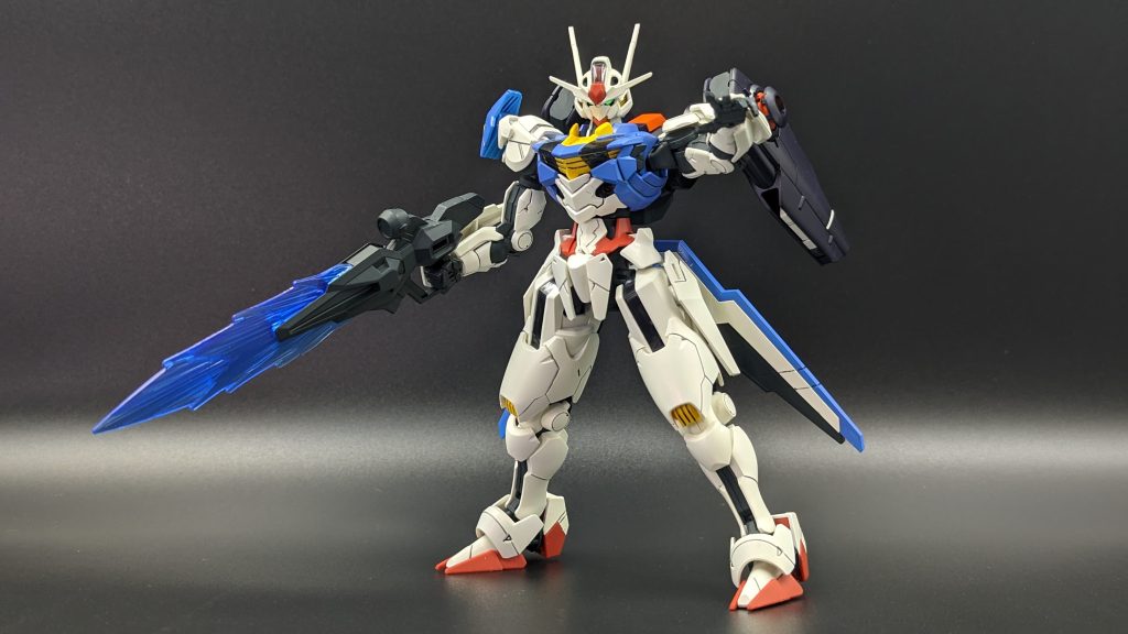 適当に色塗って、適当に墨入れしただけでコレだもんなぁ…普通に格好いいというか、ホントにエアリアルって良キットと思ふ。ちなみに膝部分外装は一旦合わせ目を埋めたんだけど、接着（溶着）なしで瞬着で埋めるだけの手抜きしたら割れたｗｗｗ直すのも面倒なので、とりあえずコレで。でもそんなの気にならないぐらいホント造形が良いんだよなぁ。とはいえ「隅に墨入れ」すると確かに立体感というかエッジ強調されて立体感は増します。あとは情報量が増えて「あー作り込んでんなー」的な印象も与えられるのですが、今までのガンダムは直線を基調としたデザインが多いこともあり、墨入れだけでは立体感が強調しづらいなぁ…と思ってパールを投入するも、それでもやっぱり立体感がなぁ…ということで、次の課題にチャレンジです。