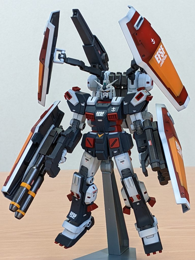 「フルアーマー」の名がつく通り、HGではありますが武装類のお陰で非常にボリューミーな見栄えです。