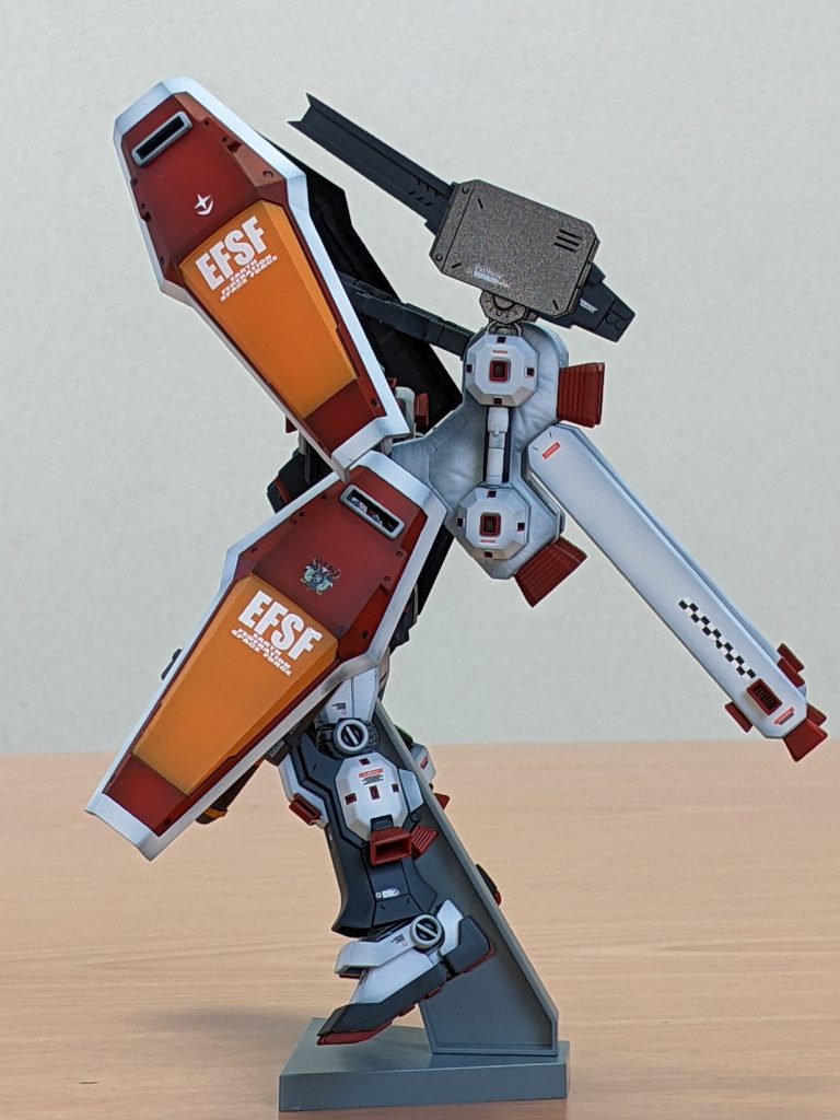 付属のステッカーは使わず、市販の水転写デカールを使用してます。両腕のシールドに使用したイオ・フレミング少尉のマークがお気に入り。