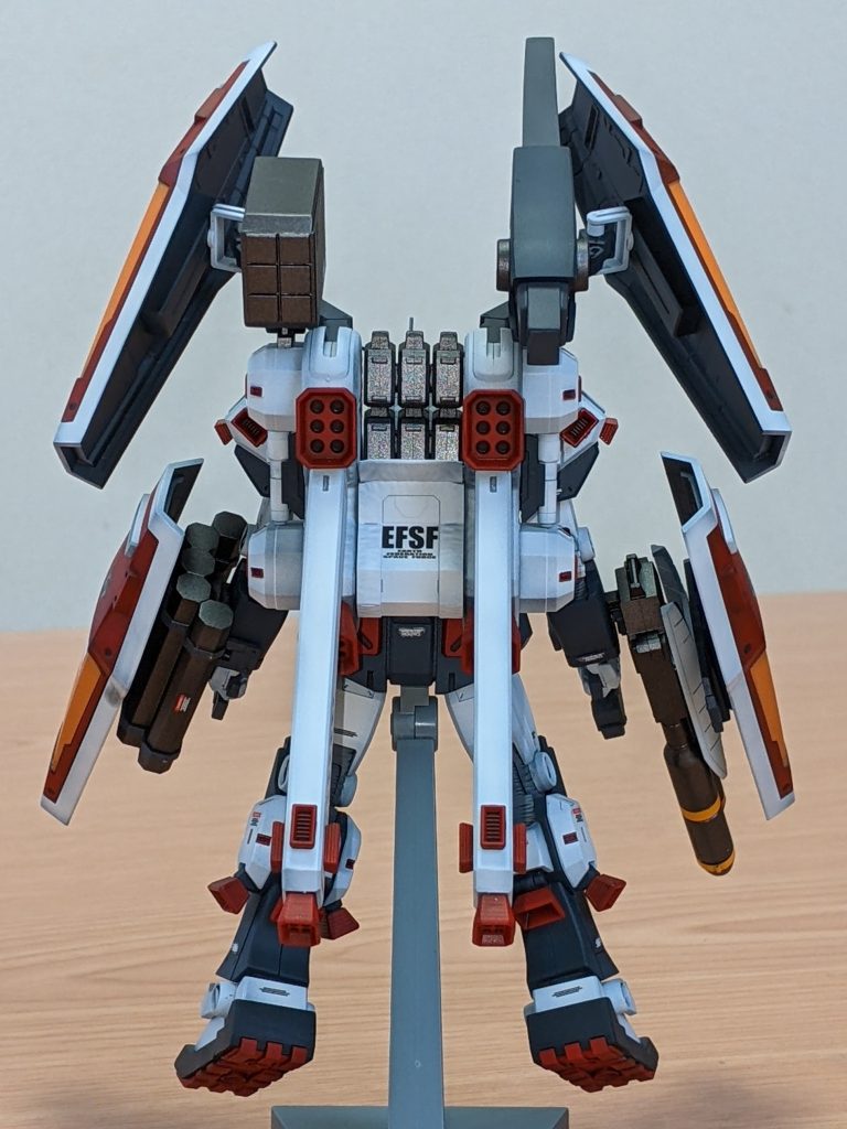 合わせ目も何気に多く、ブースター・大型ビーム砲・ミサイルポッド等、気になった箇所は徹底的に消しました。