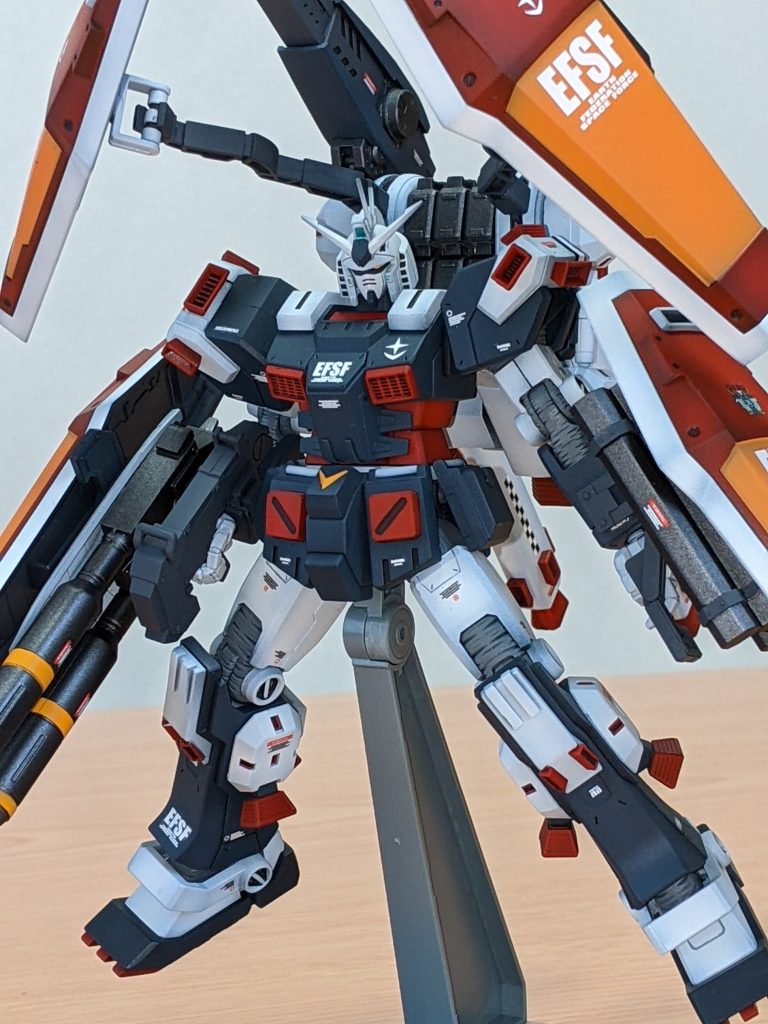 このキット、プロポーションは良いのですが、素の状態ではシールでの色分け箇所が多く、全塗装しちゃう老眼のオジサンには非常に厳しかったです（苦笑）