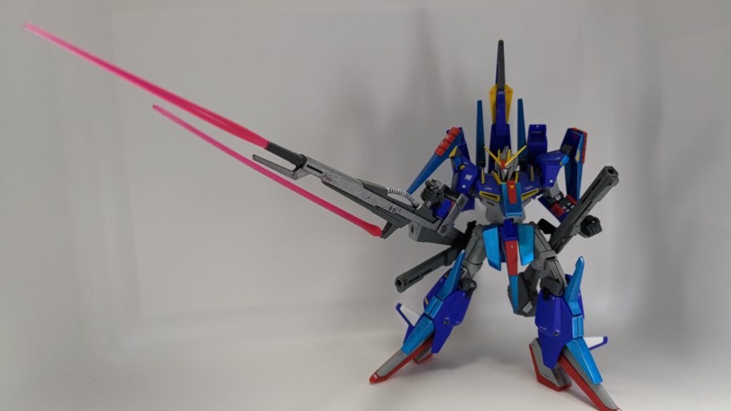 武器の存在感が大きくなったため剣としてもグレードアップしたくなり、RGのMk-Ⅱに付いているMGサイズのビームサーベル刃を取り付けられるようにしました。ウェイブライダー形態用のトリガー部に丸モールドを接着して穴を開けています。ソードインパルスの対艦刀みたいにライフルに沿わせようともしたんですが、ライフル先端の下に分かれてる部分を切断する勇気がありませんでした