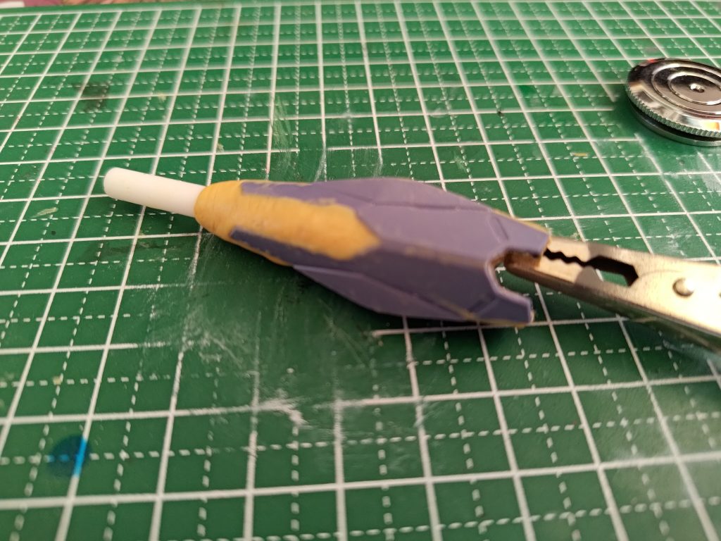 本体の塗装は撮り忘れたため左腕のサイコガン制作だけビームブレイザーの装甲？部分を2つ合わせて中にパテを詰めて5mmのプラ棒刺した状態