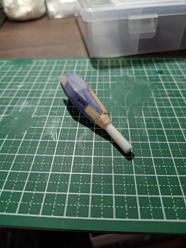 表面を削り平らにしていきプラ棒を整形する