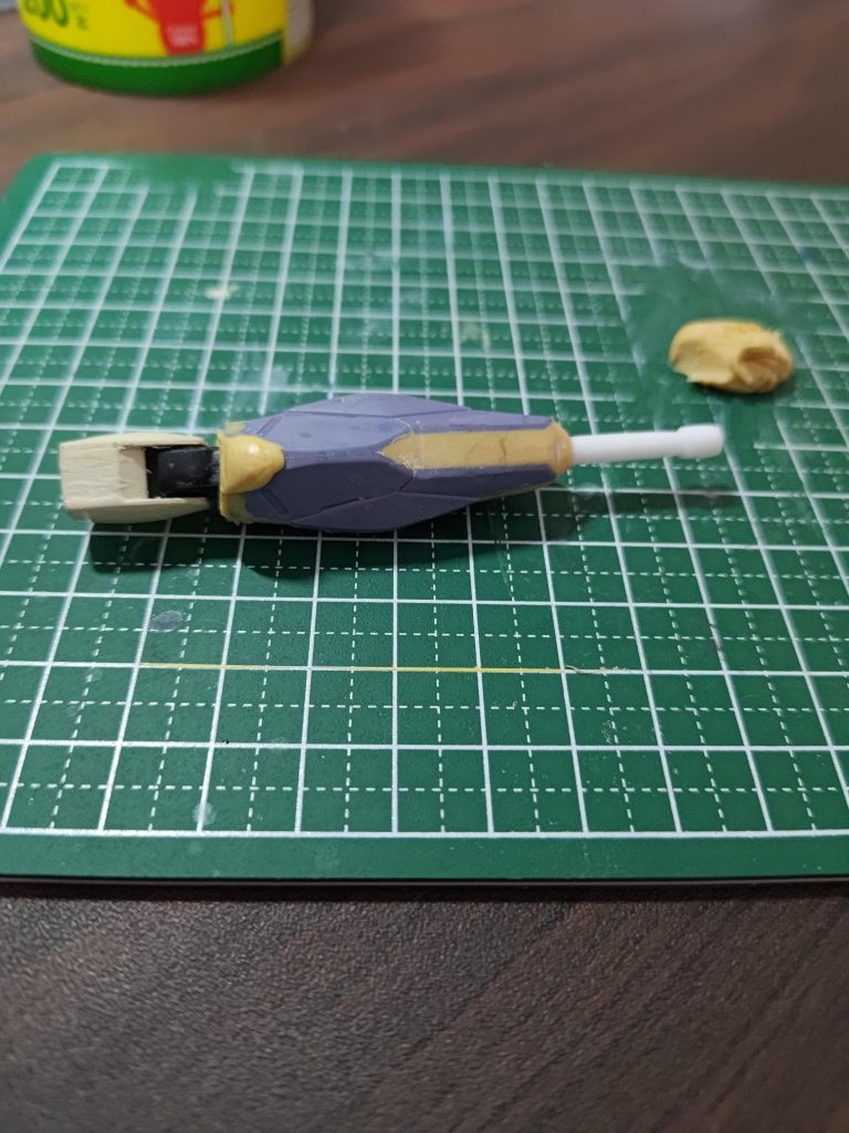 整形しだ結果がこちらその後さらにパテで腕の関節部を取り付ける 