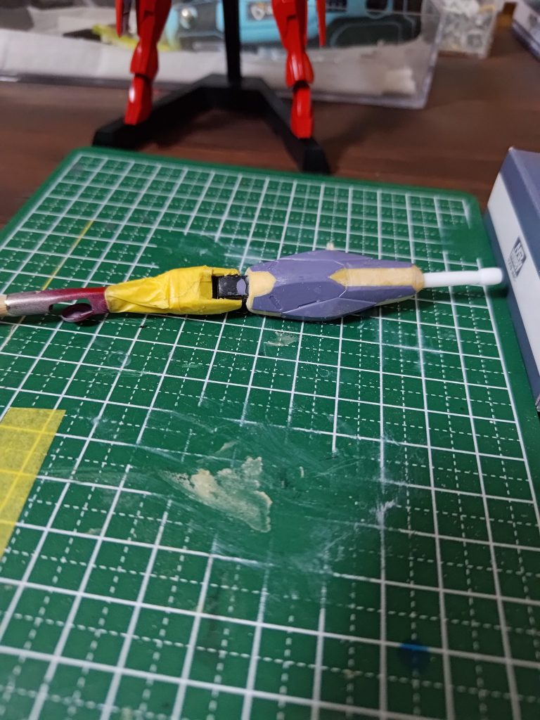 その後下地に黒サフで棒状を銀本体部分を黒に最後に光沢を吹き完成です