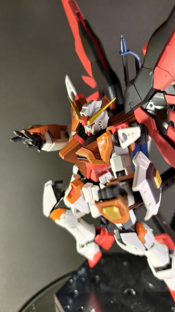 ディスティニーといえば手のひらビーム砲!(正式名称を暗記できる歳はもう過ぎました…。)光の翼といいビームエフェクトといいHGのほうが豪華なのはなんででしょうね?