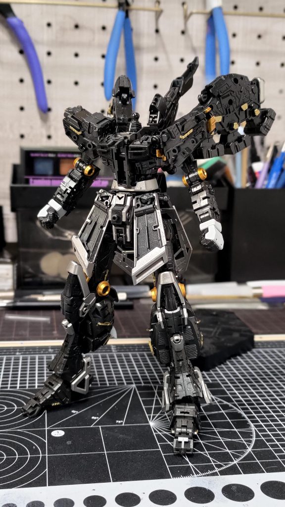 フレームのみで。製作中の写真なので背景もそのまま作業机ですw基本的に、フレーム切り出しつつゲート・表面処理→フレーム塗装→フレーム組立→外装切り出しつつゲート・表面処理→外装塗装→スミ入れやデカールなど→トップコート→最終組み立て、の順番で組むので仮組という過程が存在しません。した方が良いのは分かるのですが、一度組んだパーツ外すときに破損や紛失するリスクがありますし、何より倍以上時間かかるのでちょっと敬遠気味ですw