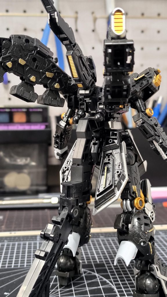 もも外側の金ラインは筆塗りはみ出してます。どうせ外装つけたら見えなくなるだろうから平気！とか思ってたら装甲スライドしてガッツリ見える場所でしたww仮組しないとこうなる、といういい例ですね！最終的に爪楊枝でリタッチしましたw