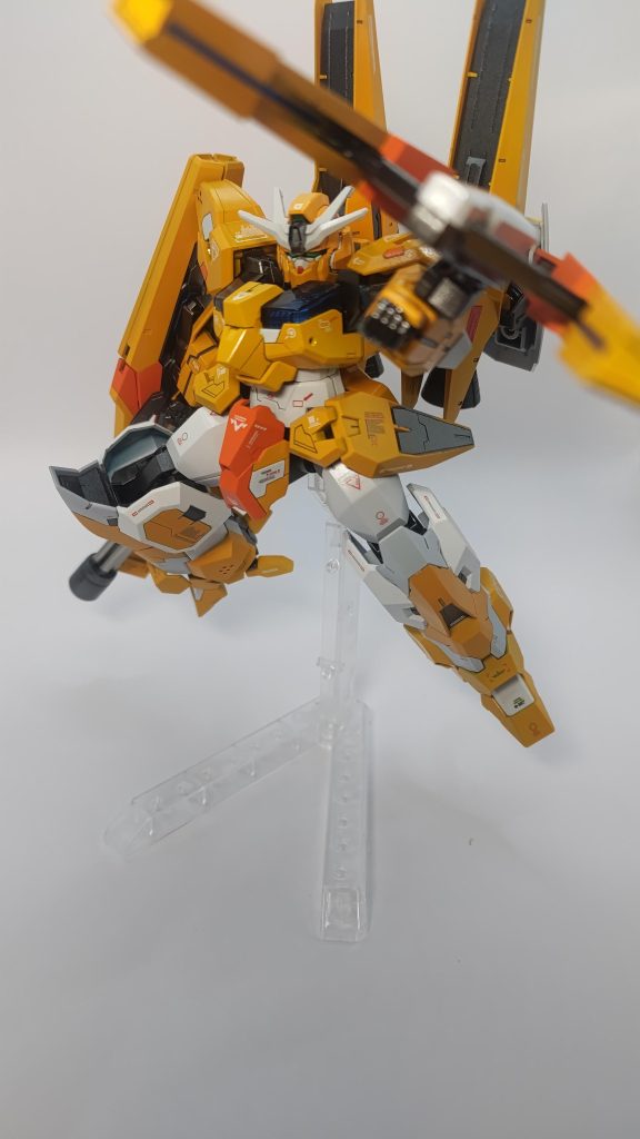 フェーズドアレイキャノンを腕部に移設することで正面はもちろん各方面に射角をとれるようになりました。またキュリオスのように相手を拘束するクローとして機能します。