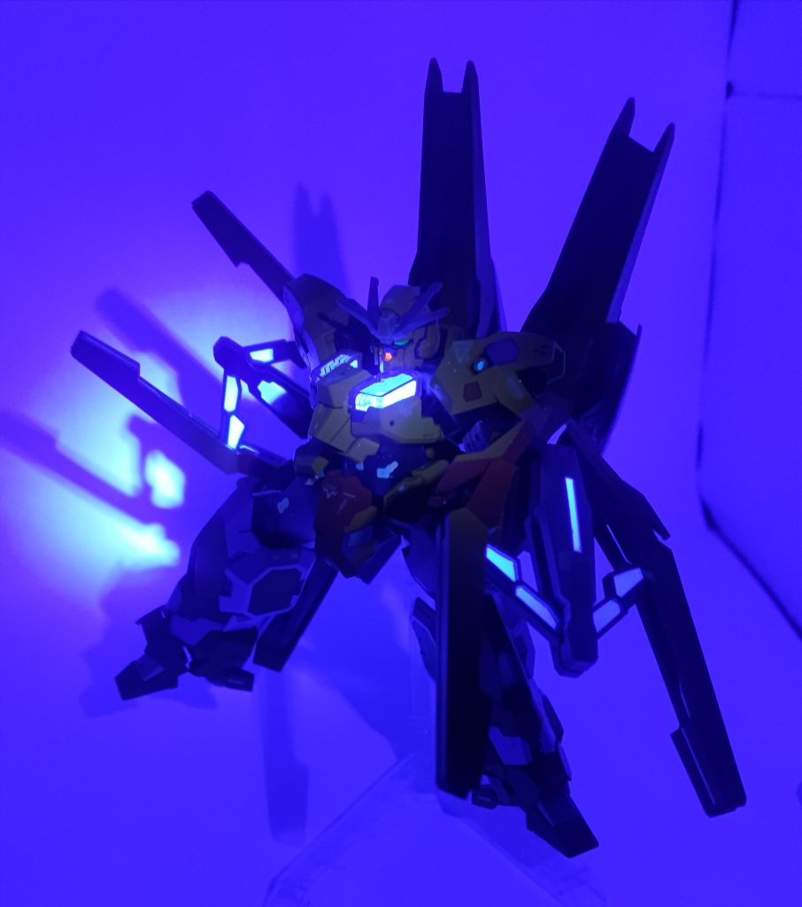 各所にメタリックブルー＋蛍光塗料でブラックライトにあてて光ります。