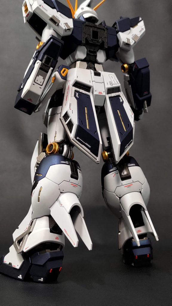 背面煽りのこのアングル、好みです。リアスカートが大きい機体は総じて好きかも。ガッシリした太ももも力強くて良いです。