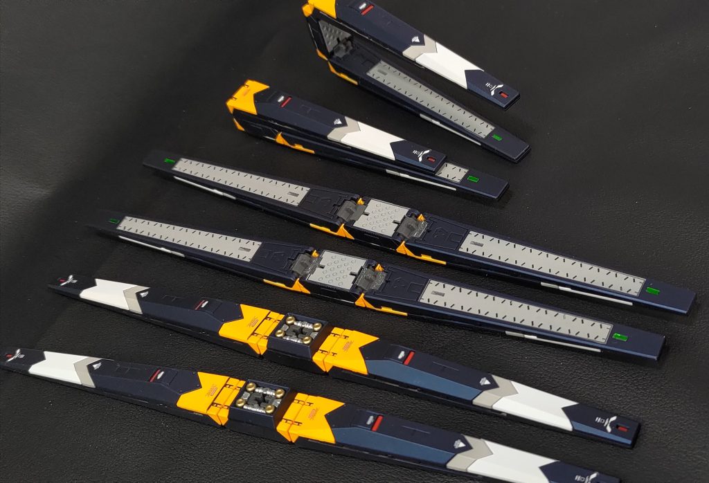 フィンファンネル裏側も塗り分けました。先端のセンサーっぽい所はグリーンのメタリックテープ貼ってます。ちなみに、可動部がアドヴァンスドMSジョイント(ABS)であることを忘れてラッカー系トップコートを吹いた結果が中央2本です。悲しいね…。恐らく今後フィンファンネルを外して稼働させることは出来ません。折れます。きっと。