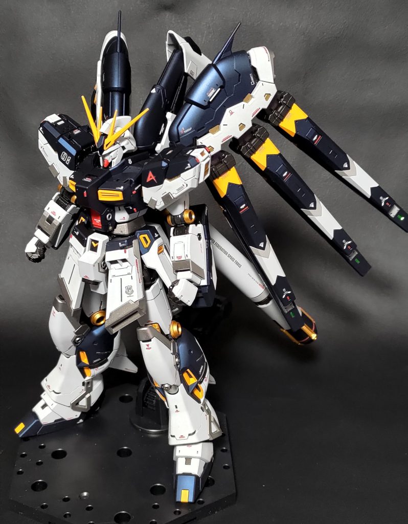 ということでRG Hiｰνガンダム(νガンダムカラー)でした。個人的に初の色換え試みとしてはまあまあ成功なのですが、どうでしょうか？宜しければアドバイス等頂けると幸いです。長々とお読みいただきありがとうございました。以下使用塗料サフ:サーフェイサーエヴォブラック(G)、サーフェイサーエヴォ(G)、サーフェイサーエヴォホワイト(G)外装・白:スチールホワイト(G)・白2:ニュートラルグレー3(G)・黒:プリズムブルーブラック(G)・赤:モンザレッド(C)・黄:橙黄色(G)フレーム:黒鉄色(C)、スターブライトゴールド(G)、スターブライトジュラルミン(G)部分塗装:4アーティストマーカーゴールド(G)、シルバー(G)スミ入れ:スミ入れ塗料ダークグレー(T)、ブラック(T)トップコート:Exｰフラットクリアープレミアム(G)デカール:ガンダムデカール、ベルテクス