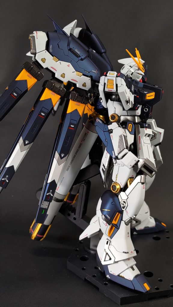 今回黒の部分はプリズムブルーブラック(G)を使用しました。つや消しにするとしっとりして綺麗です。光の当たり方で青になったり黒になったりするの良いですよね。若干青が強めな気がしますが、これが正解なのかが分かりません。どうなんだろう。まあでも格好いいのでヨシ。