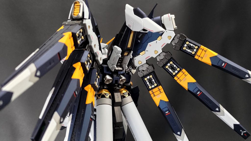 フィンファンネルや各部位の細かい金銀、プロペラントタンク基部などのモールドは筆で塗り分け。今回の製作中一番集中したかもしれませんw4アーティストマーカーはエナメル溶剤で拭き取れると聞いていたのですが、とってもやりにくかったです。拭いても拭いても跡が残る残る…。使い方間違ったのか…、それともそういうものなのかは不明…。